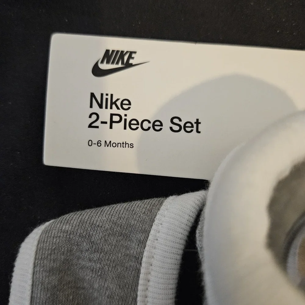 Nike Baby Bib & Booties 2 Piece Set Heather Grey LN0410-042 White 0-6 Months